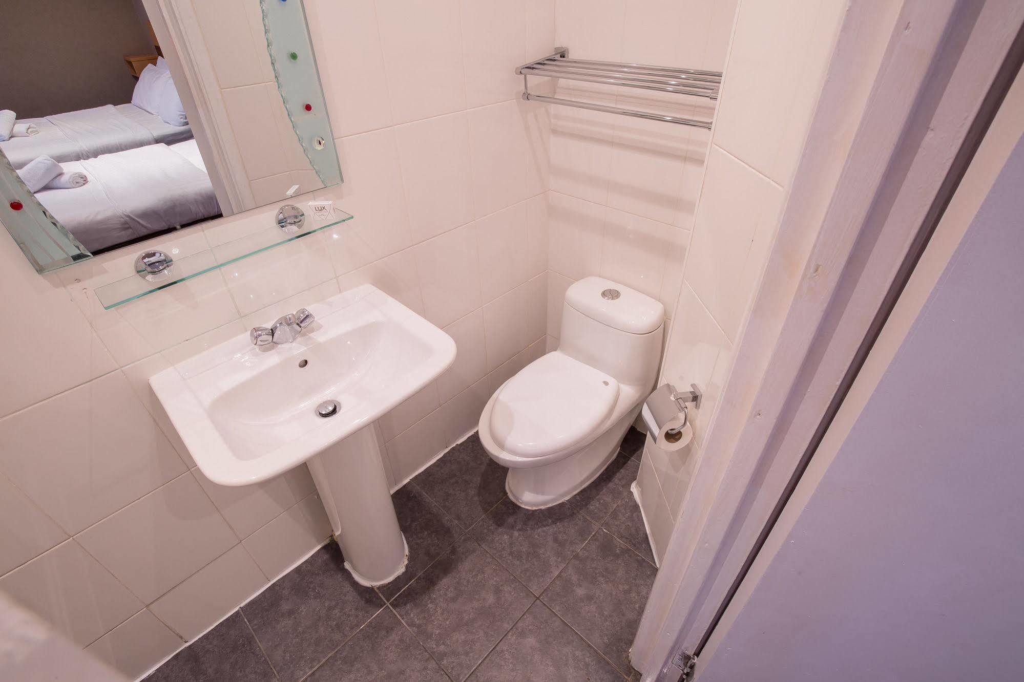 Newham Hotel Лондон Екстер'єр фото